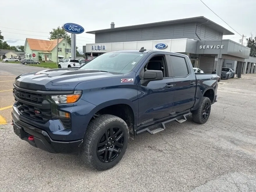 2023 Chevrolet Silverado 1500 Custom Trail Boss photo 1