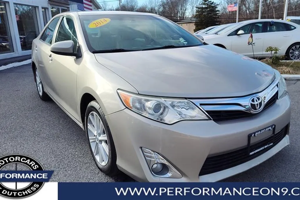 2014 Toyota Camry XLE photo 1