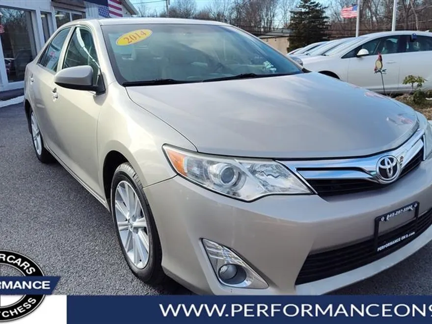 2014 Toyota Camry XLE photo 1