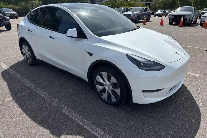 2024 Tesla Model Y Long Range photo 1