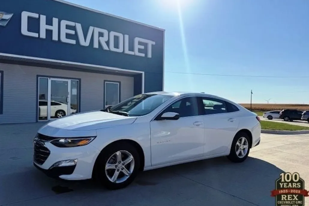 2024 Chevrolet Malibu 1LT photo 1