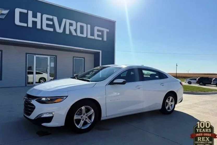 2024 Chevrolet Malibu 1LT photo 1