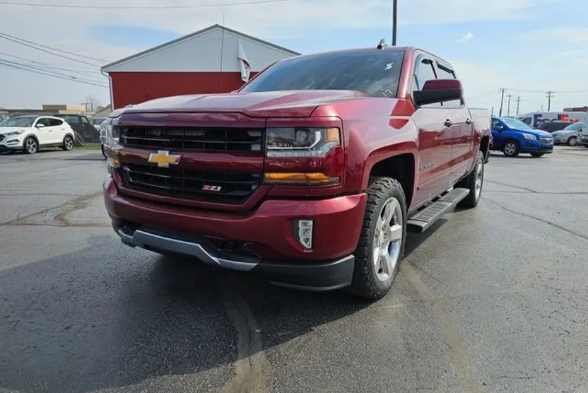 2017 Chevrolet Silverado 1500 LT photo 1
