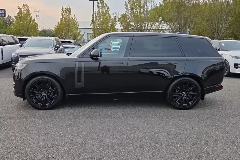 2025 Land Rover Range Rover SE photo 1