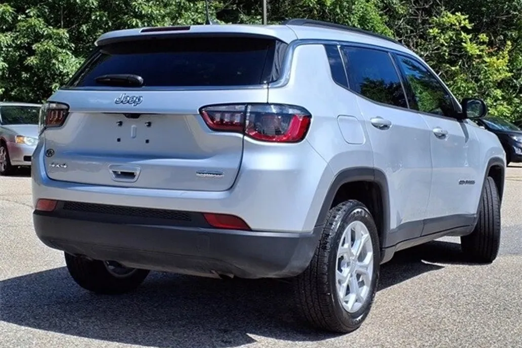 2024 Jeep Compass Latitude photo 1