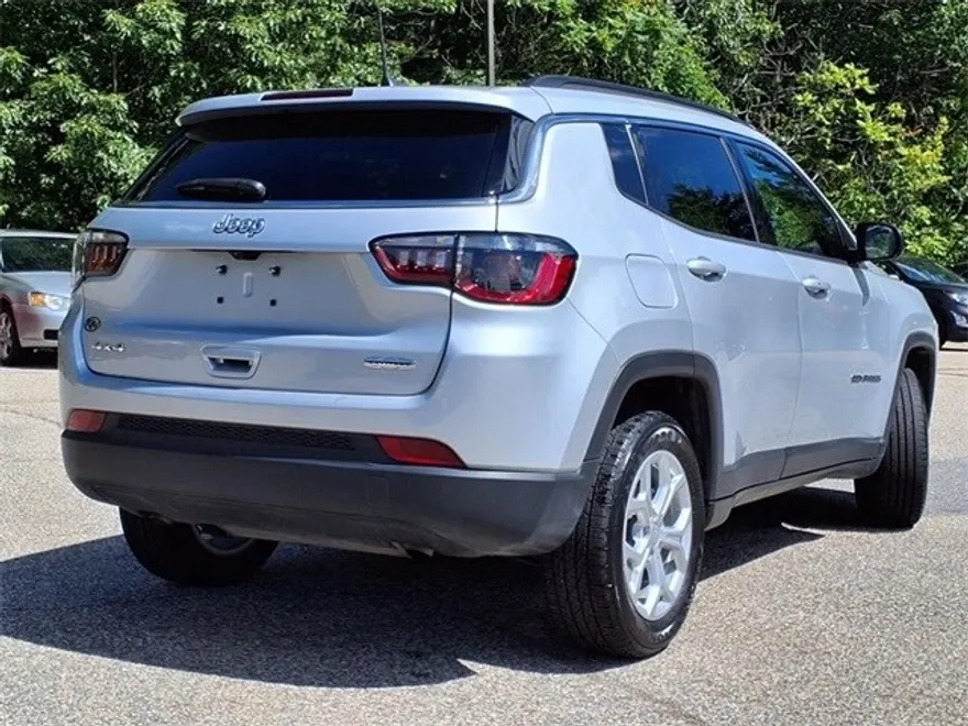 2024 Jeep Compass Latitude photo 1
