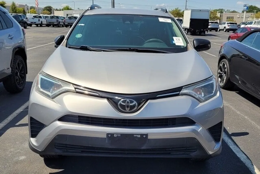 2017 Toyota RAV4 LE photo 1