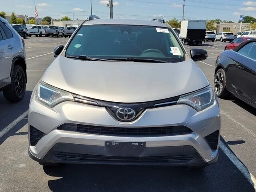 2017 Toyota RAV4 LE photo 1