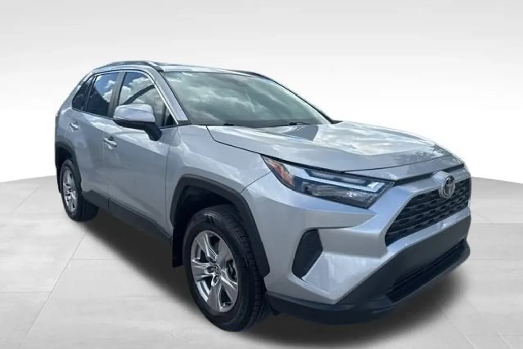 2022 Toyota RAV4 XLE photo 1