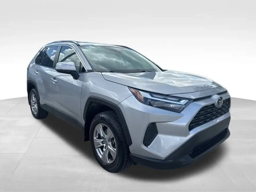 2022 Toyota RAV4 XLE photo 1