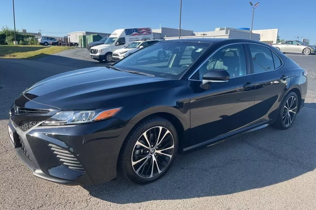 2018 Toyota Camry SE photo 1
