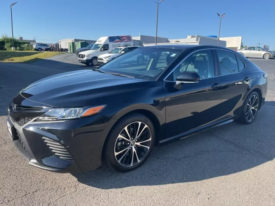 2018 Toyota Camry SE photo 1
