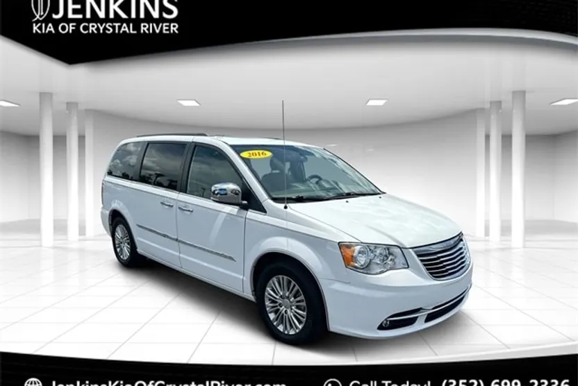 2016 Chrysler Town & Country photo 1