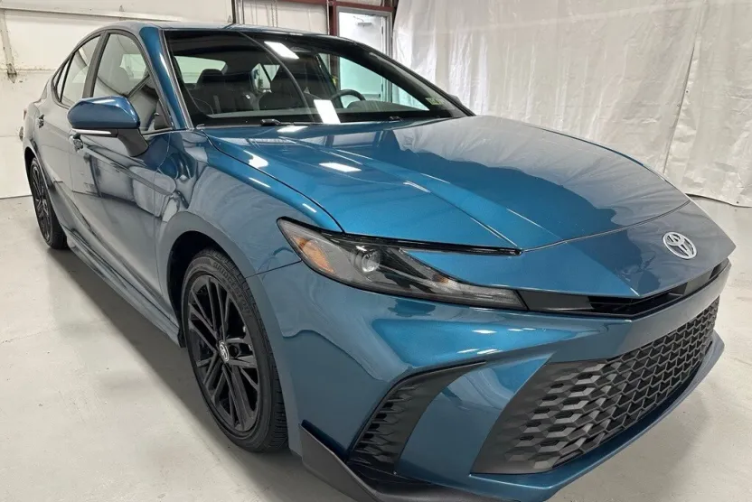 2025 Toyota Camry SE photo 1