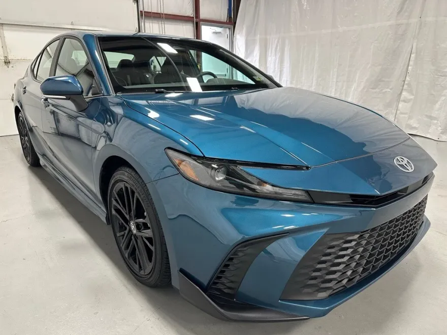 2025 Toyota Camry SE photo 1