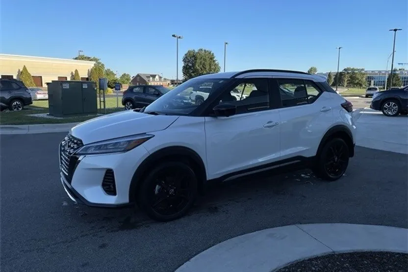 2024 Nissan Kicks SR photo 1