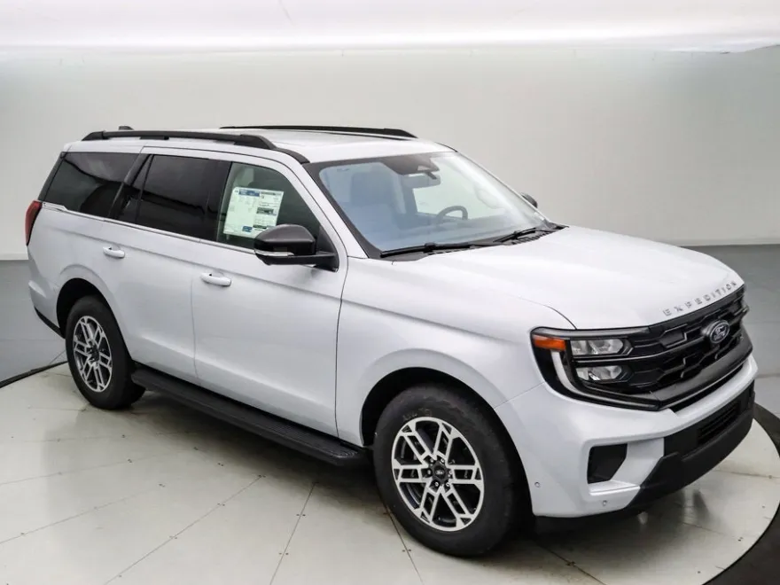 2025 Ford Expedition photo 1