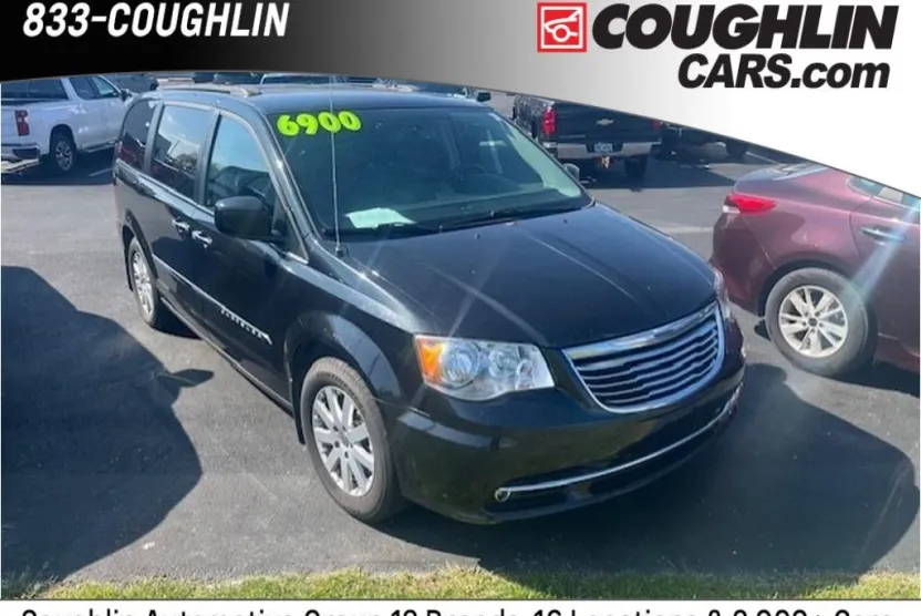 2016 Chrysler Town & Country Touring photo 1