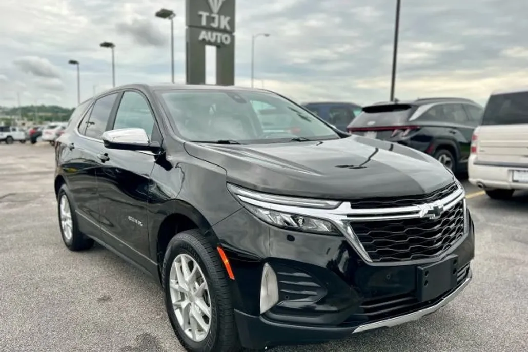 2022 Chevrolet Equinox LT photo 1