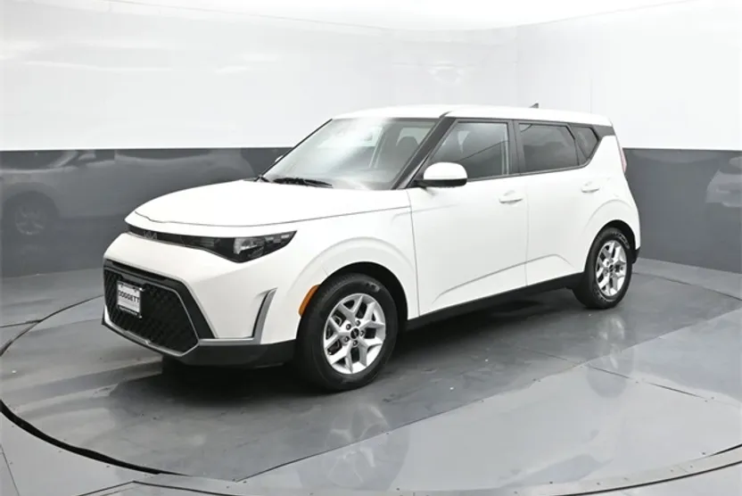 2023 Kia Soul LX photo 1