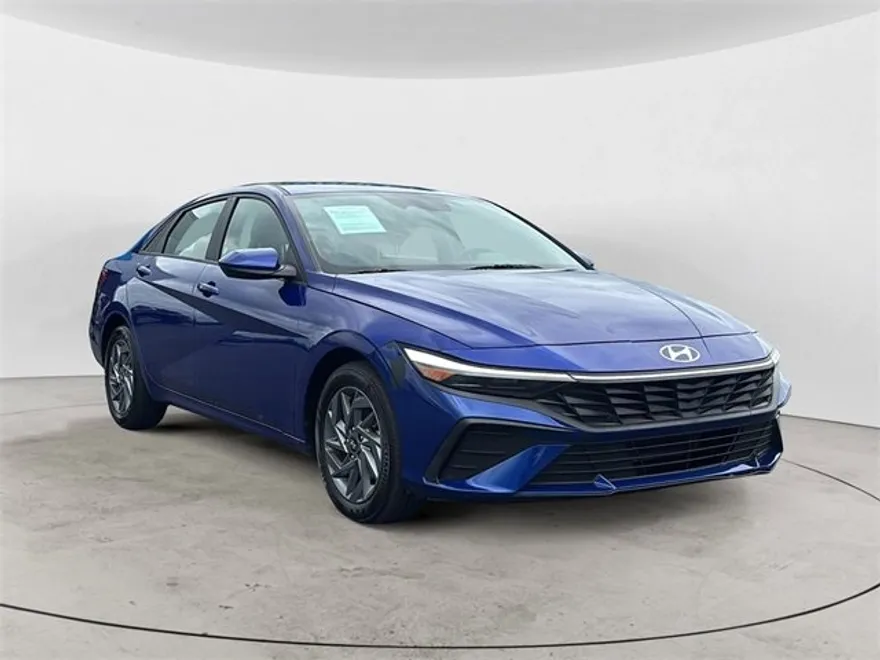 2024 Hyundai Elantra SEL photo 1