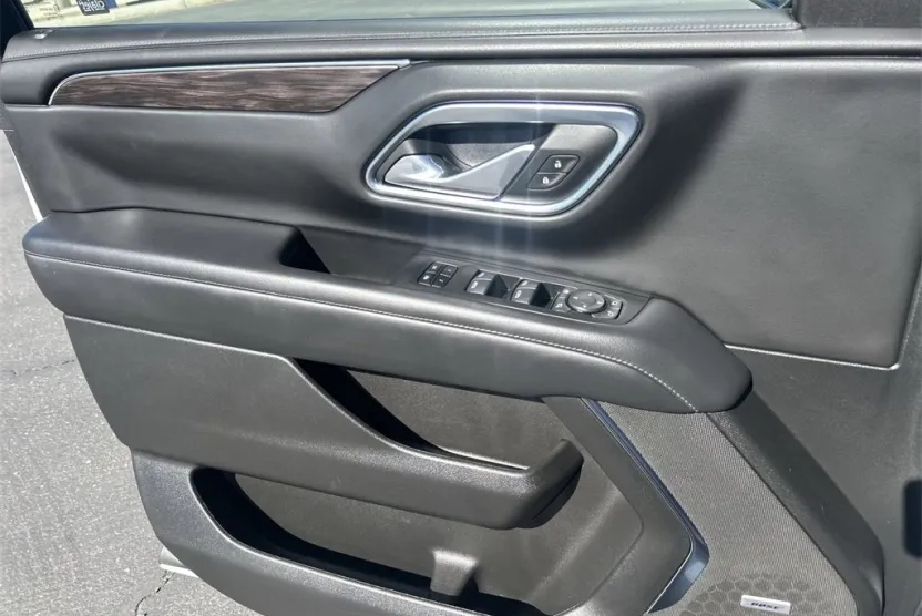 2024 Chevrolet Suburban Z71 photo 1