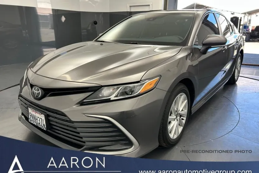 2023 Toyota Camry LE photo 1