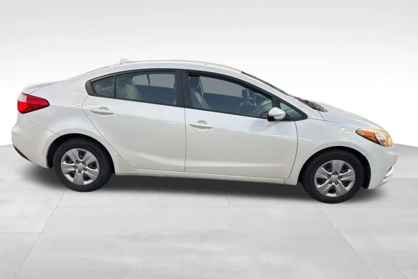 2016 Kia Forte LX photo 1