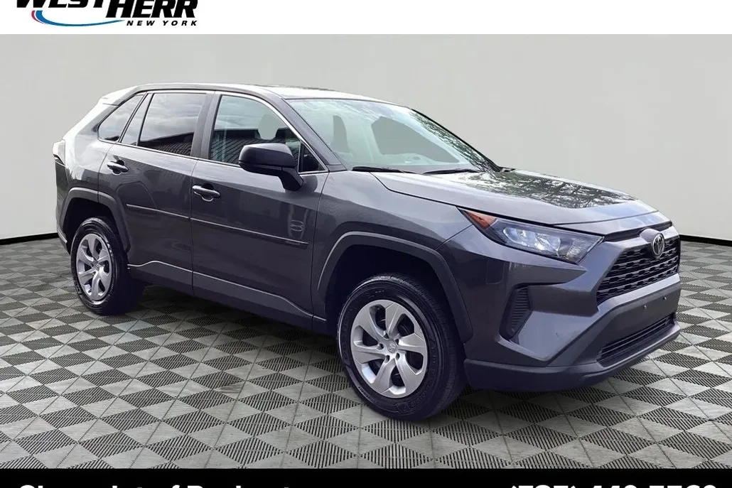 2022 Toyota RAV4 LE photo 1