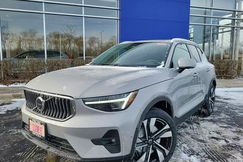 2025 Volvo XC40 Plus photo 1