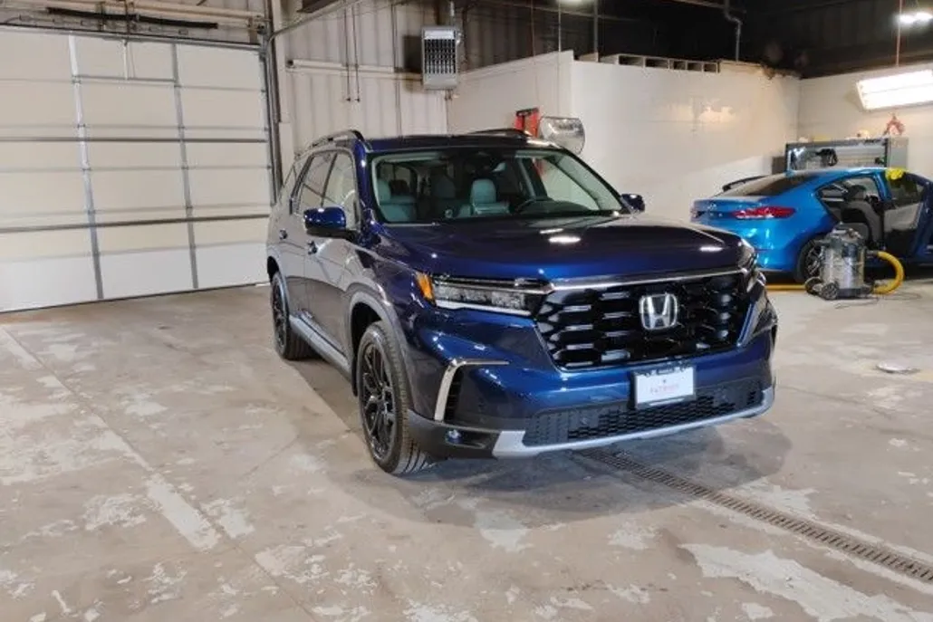 2025 Honda Pilot Touring photo 1