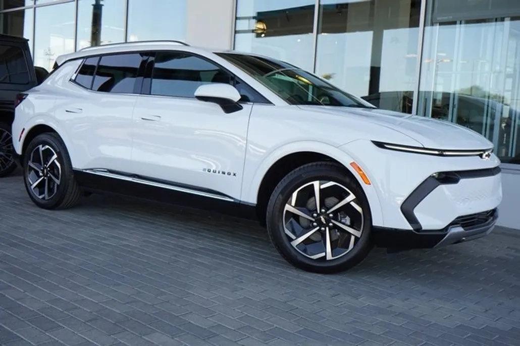 2025 Chevrolet Equinox EV 1LT photo 1