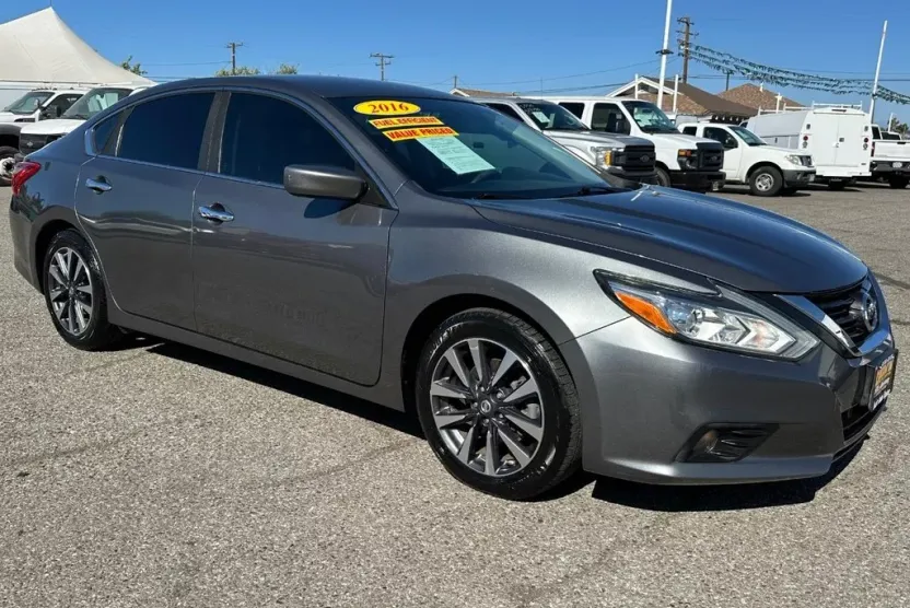 2016 Nissan Altima SV photo 1