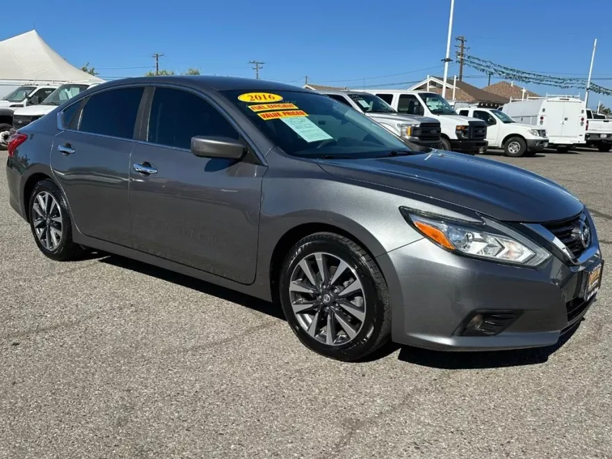 2016 Nissan Altima SV photo 1