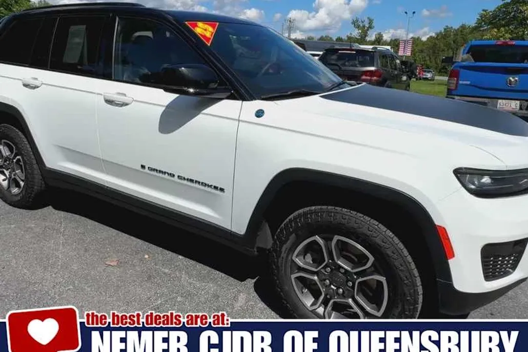 2023 Jeep Cherokee 4xe Trailhawk photo 1