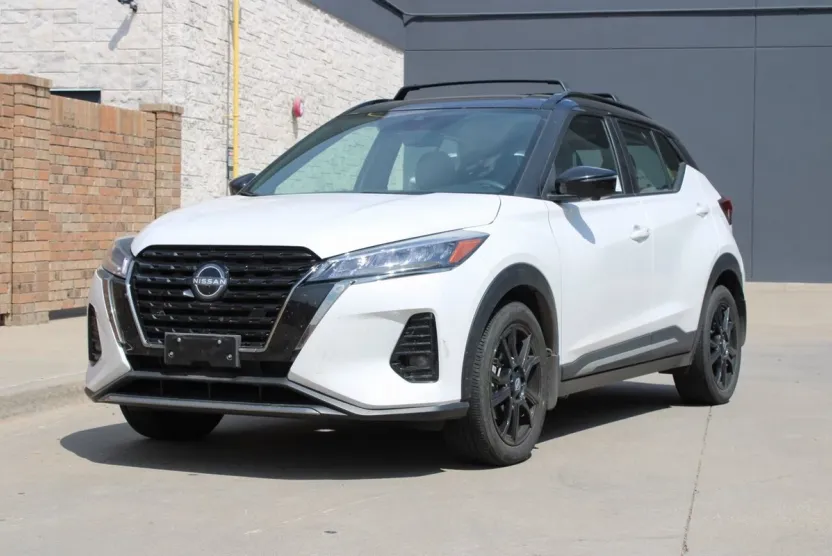 2023 Nissan Kicks SR photo 1
