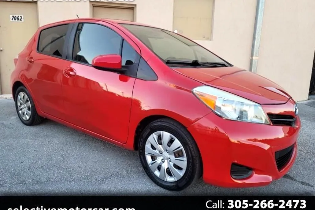 2013 Toyota Yaris LE photo 1