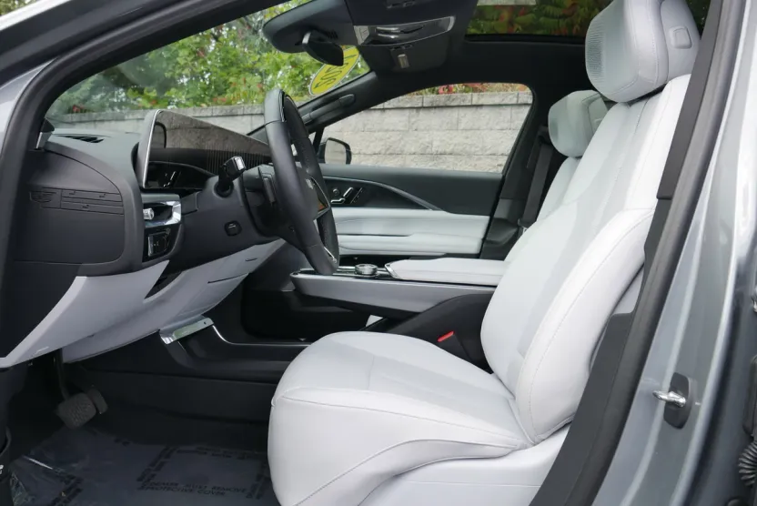 2024 Cadillac Lyriq Luxury photo 1