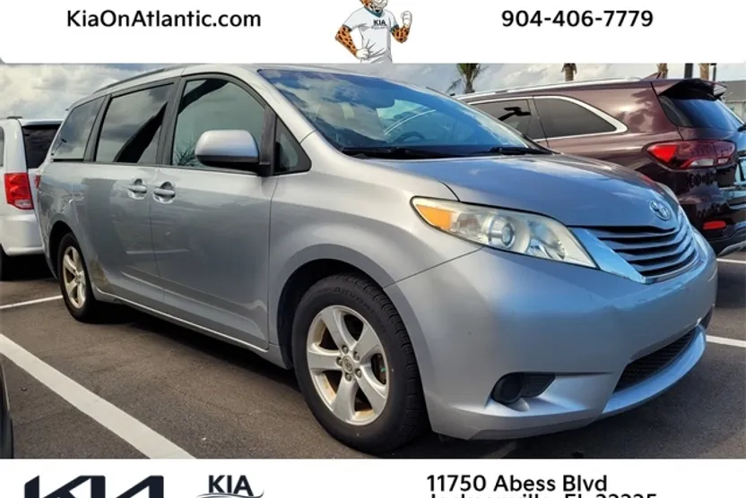 2015 Toyota Sienna LE photo 1