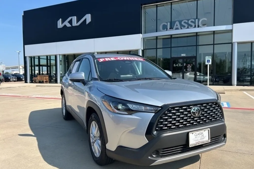 2023 Toyota Corolla Cross LE photo 1