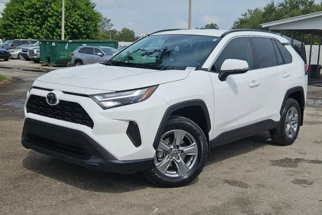 2024 Toyota RAV4 XLE photo 1