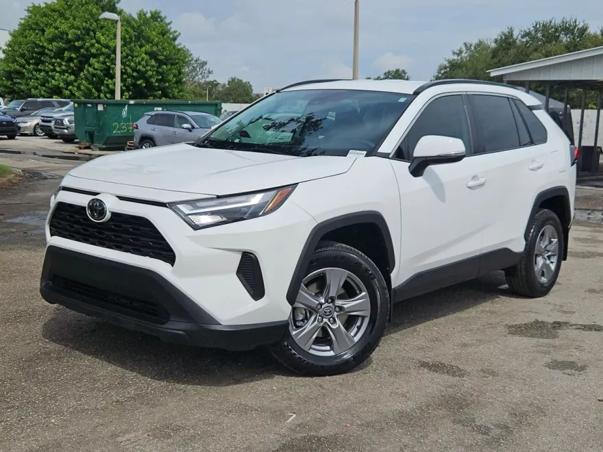 2024 Toyota RAV4 XLE photo 1
