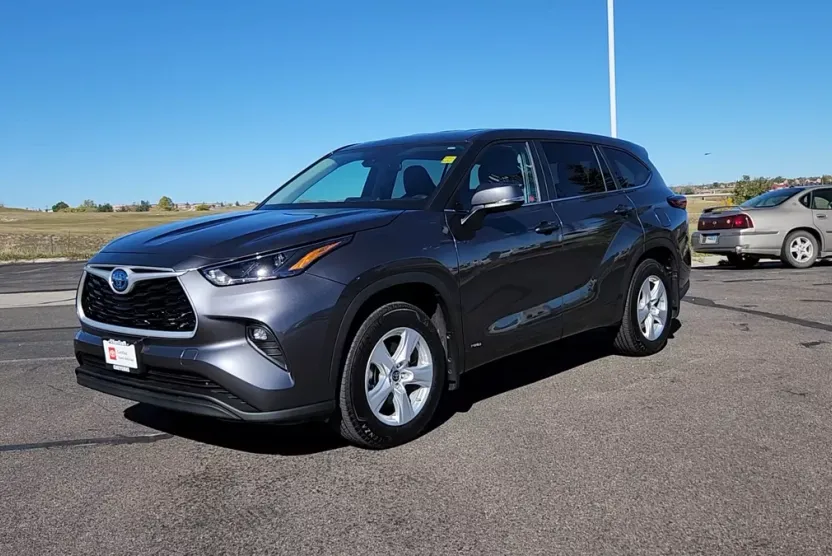 2024 Toyota Highlander Hybrid LE photo 1