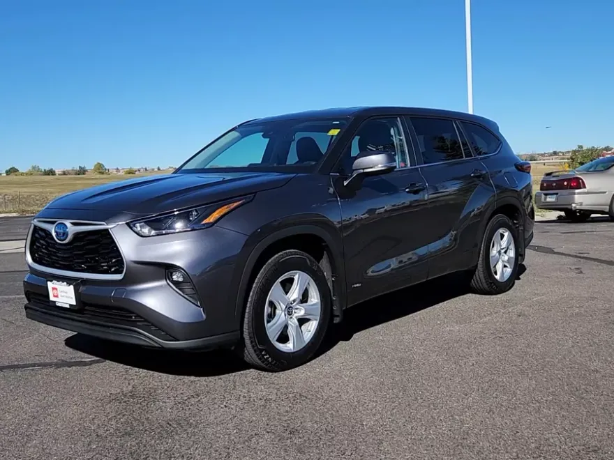 2024 Toyota Highlander Hybrid LE photo 1