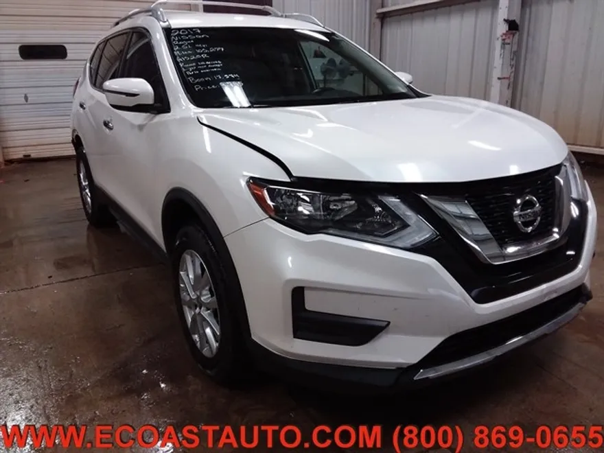 2017 Nissan Rogue SV photo 1