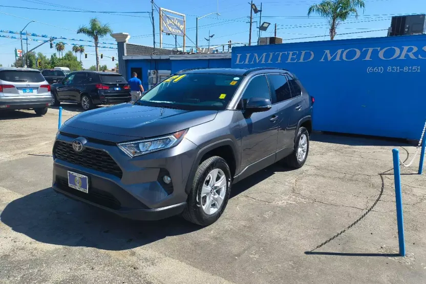 2021 Toyota RAV4 XLE photo 1