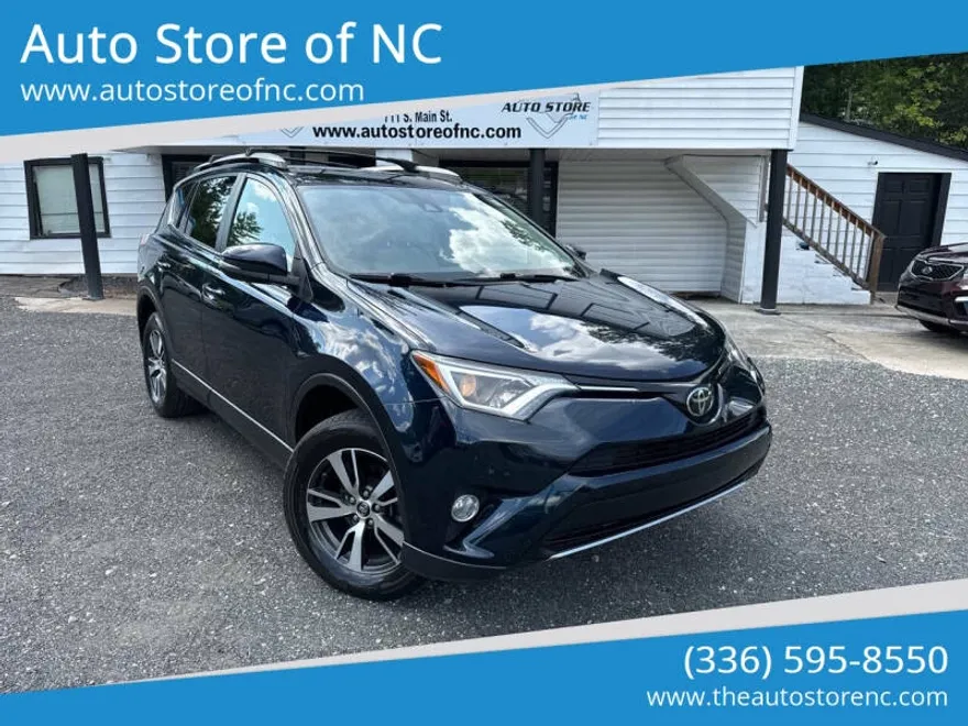 2017 Toyota RAV4 XLE photo 1