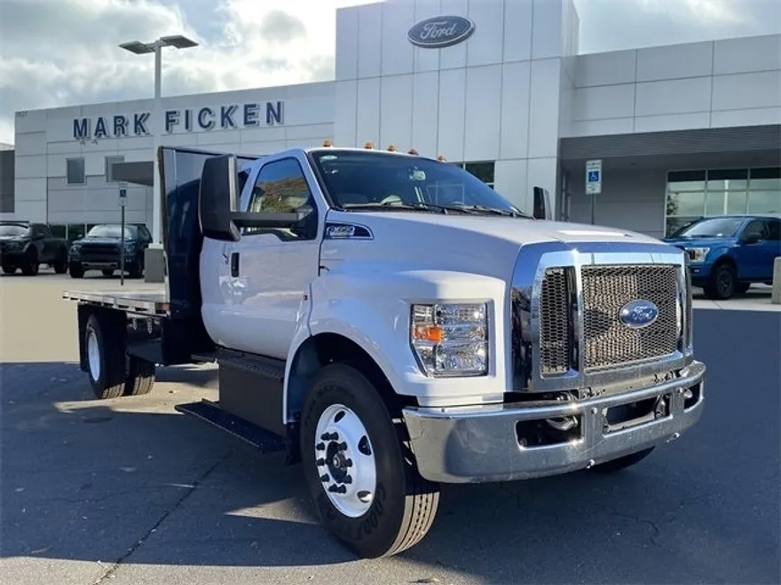2025 Ford F-650 Base photo 1