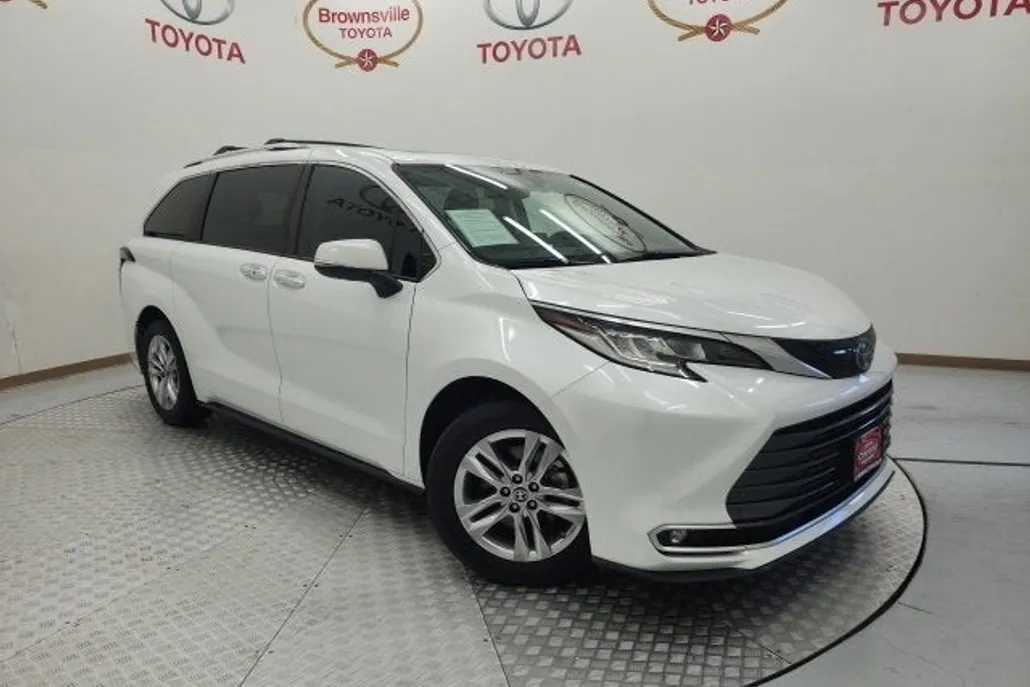 2022 Toyota Sienna Limited photo 1