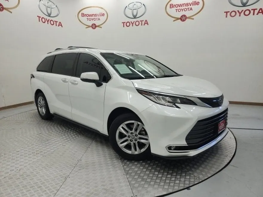 2022 Toyota Sienna Limited photo 1